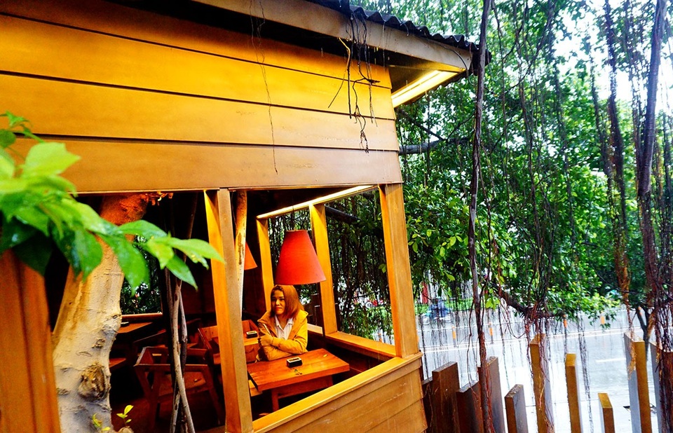 Độc đáo quán cà phê cheo leo trên cây ở Sài Gòn - 11 Ngồi trong nhà gỗ, khách có cảm giác như lạc vào câu chuyện chỉ có trong phim ảnh khi có sự tách biệt hoàn toàn với bên ngoài, cảm giác gần gũi với thiên nhiên nhờ những nhánh cây mọc đan xen từ trong nhà ra ngoài.