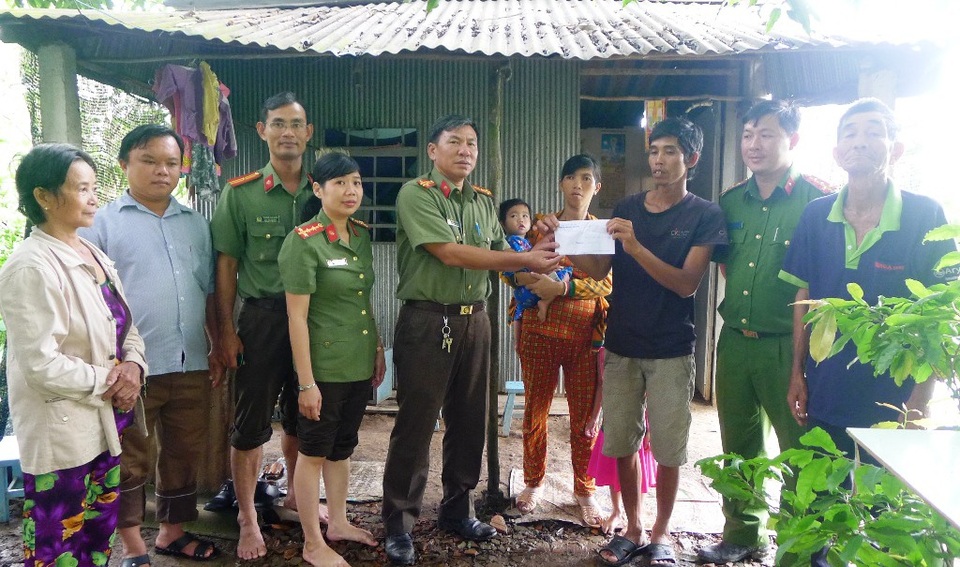 “Mẹ nghèo mong có vài triệu đồng cứu đứa con trong bụng…” sắp nhập viện chờ sinh - 2 Thượng tá Phạm Vũ Toàn – Phó Trưởng phòng An ninh Chính trị nội bộ (P83), Công an TP Cần Thơ trao 10 triệu đồng cho vợ chồng anh Lê Văn Toàn và chị Hồ Thị Quý