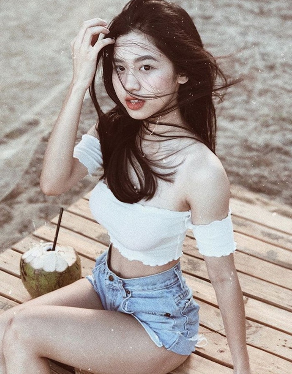 
Phong cách thời trang của hotgirl có chút nghịch ngợm nhưng cũng không kém phần tươi trẻ
