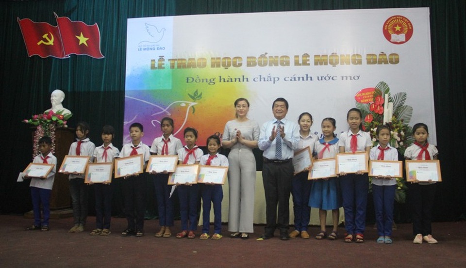 Hơn 90 học sinh nghèo hiếu học được tặng học bổng Lê Mộng Đào - 1
Ông Lê Viết Hưng - Phó Chủ tịch Hội đồng quản lý quỹ học bổng Lê Mộng Đào và đại diện ban, ngành tỉnh Quảng Trị trao học bổng cho các em.