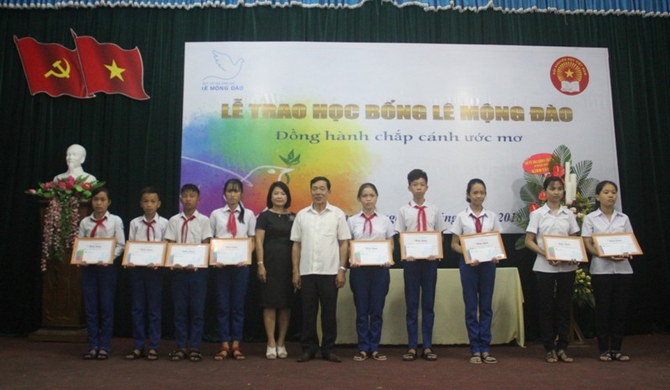 Hơn 90 học sinh nghèo hiếu học được tặng học bổng Lê Mộng Đào - 2
Ông Phan Hữu Xuấn - Phó Chủ tịch Hội Khuyến học tỉnh Quảng Trị trao học bổng cho học sinh.