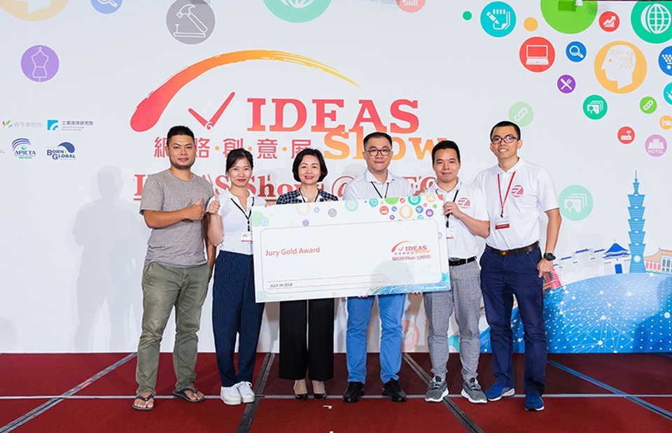 Cựu thủ khoa đại học giành giải nhất Startup IDEAS Show APEC 2018 - 3 Nguyễn Hoàng Giang và các cộng sự nhận giải nhất IDEAS Show APEC 2018.