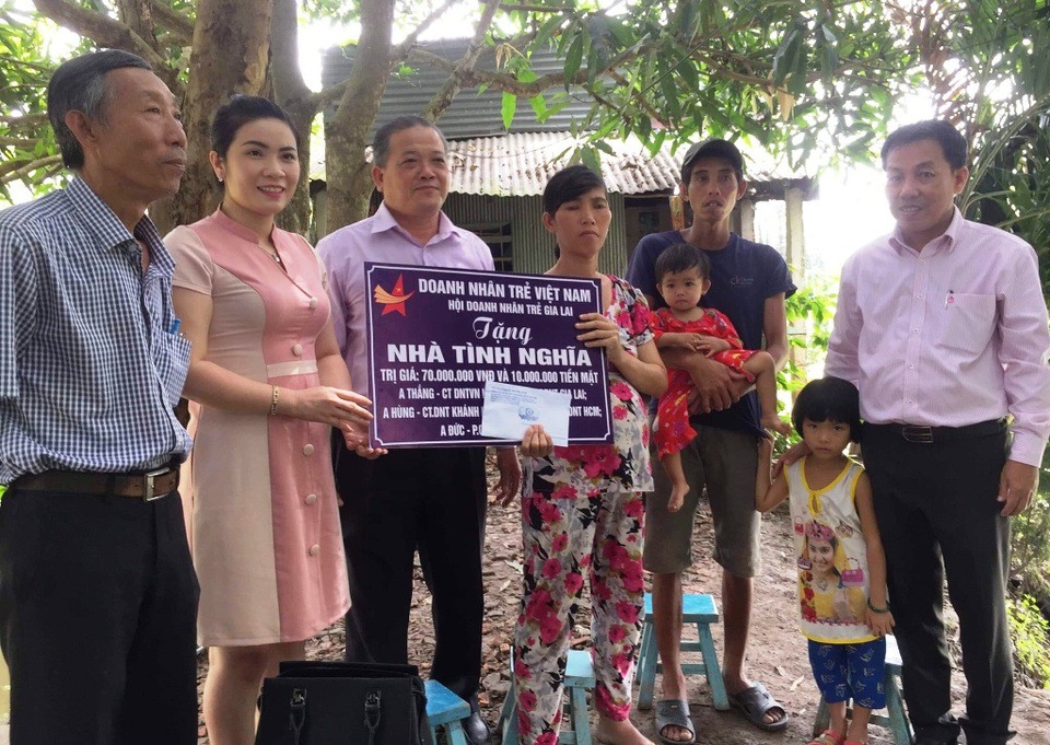 “Mẹ nghèo mong có vài triệu đồng cứu đứa con trong bụng…” sắp nhập viện chờ sinh - 3 Đại diện Hội doanh nhân trẻ Gia Lai và lãnh đạo địa phương Phường Long Hưng đến thăm và trao tặng căn nhà tình nghĩa trị giá 70 triệu đồng và 10 triệu tiền mặt cho vợ chồng chị Hồ Thị Quý
