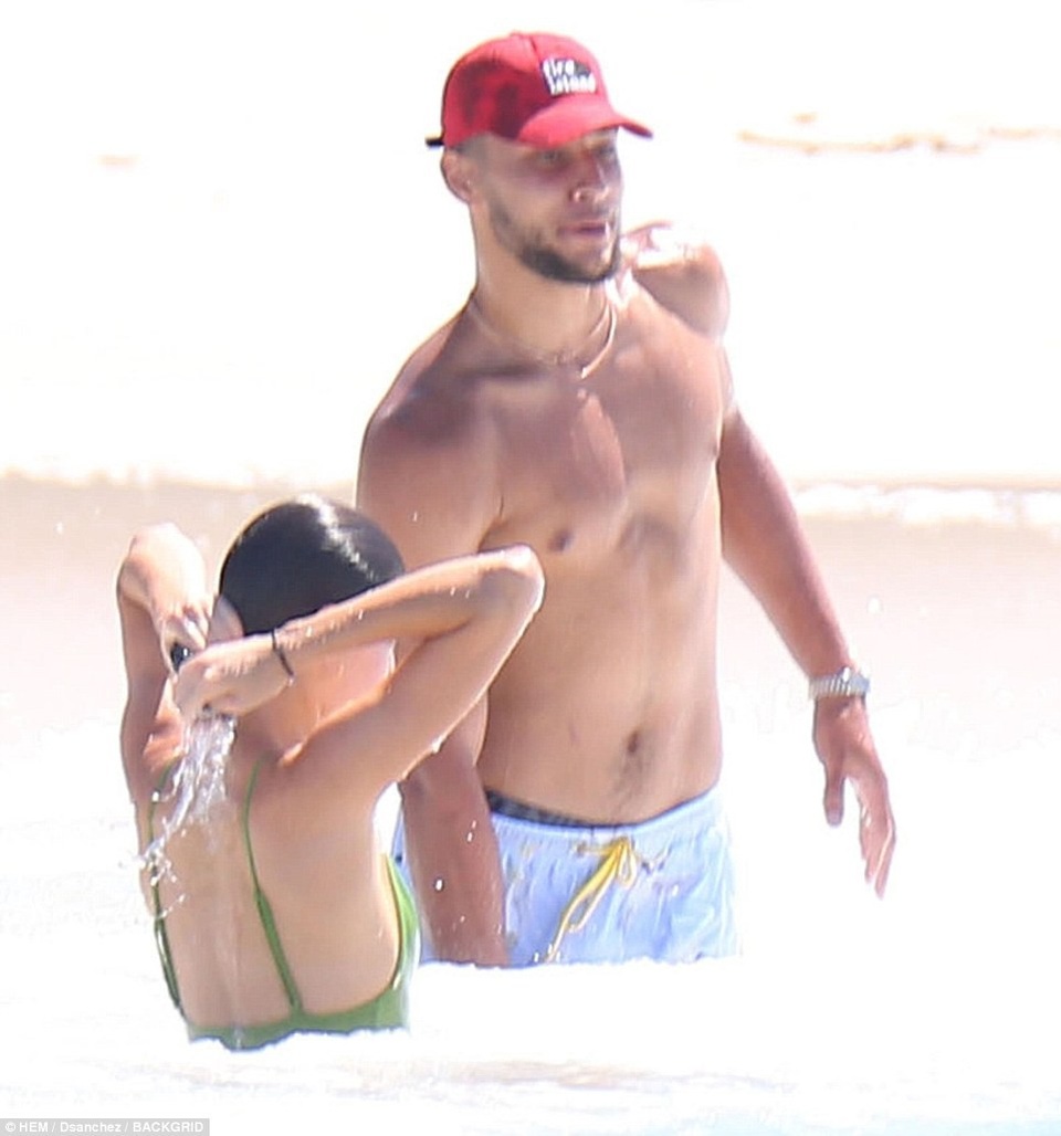 Kendall Jenner khoe dáng siêu mẫu với áo tắm - 14 Kendall Jenner khoe dáng siêu mẫu với áo tắm - 14