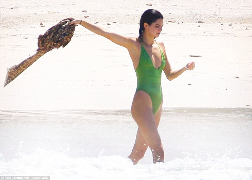 Kendall Jenner khoe dáng siêu mẫu với áo tắm - 16 Kendall Jenner khoe dáng siêu mẫu với áo tắm - 16