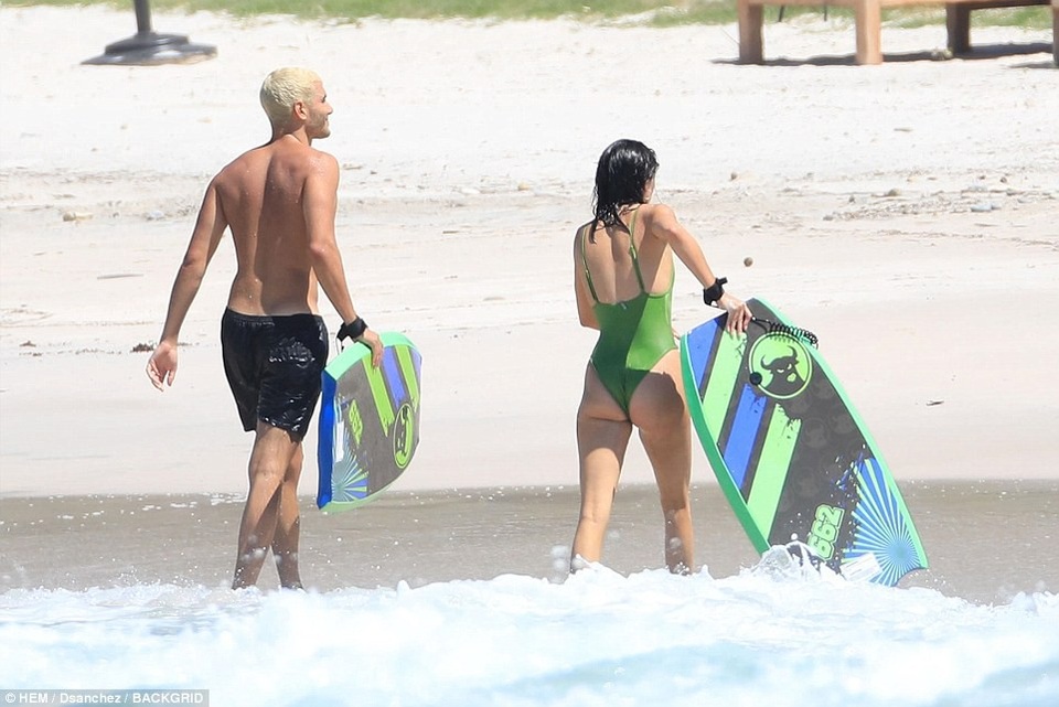 Kendall Jenner khoe dáng siêu mẫu với áo tắm - 20
Tháng 11 năm ngoái, Kendall xúc động khi tạp chí Forbes công bố là siêu mẫu được trả lương cao nhất thế giới và sự nghiệp của cô ngày càng “nở rộ”.