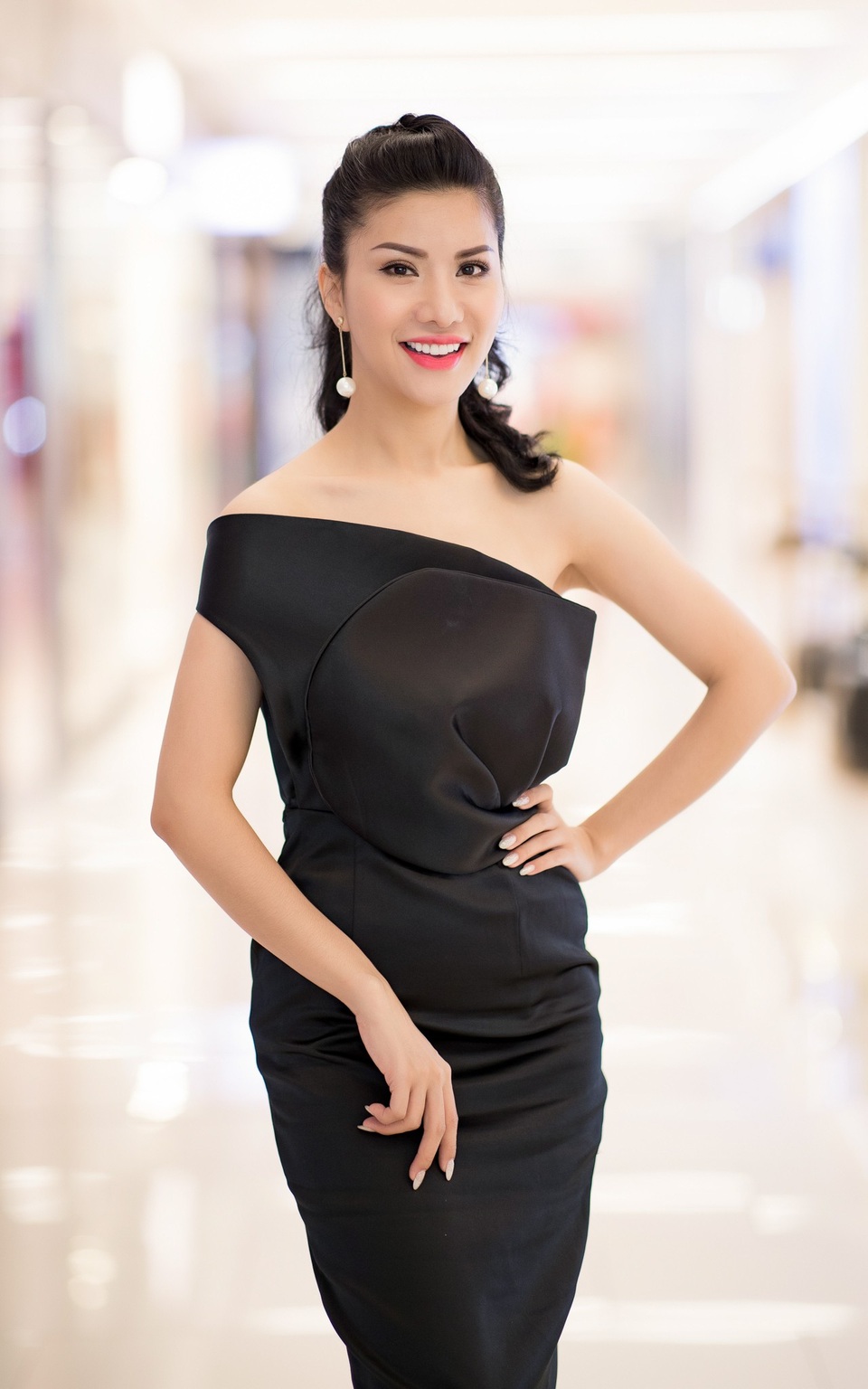 Hé lộ đời tư dàn người đẹp "Hoa hậu Du lịch 2008" sau 10 năm - 11 10 năm trước, Loan Vương giành giải Thí sinh có gương mặt ấn tượng nhất. Từ đó đến nay, cô vẫn theo đuổi công việc tiếp viên hàng không của Vietnam Airlines. Nhờ nhan sắc xinh đẹp, Loan Vương tham gia một số cuộc thi khác và có dấu ấn nhất định: top 5 Nữ hoàng doanh nhân, Á hậu Quý tộc thế giới 2017, tham gia sứ giả những ngày Việt Nam tại Myanmar do Đại sứ quán Việt Nam tổ chức...