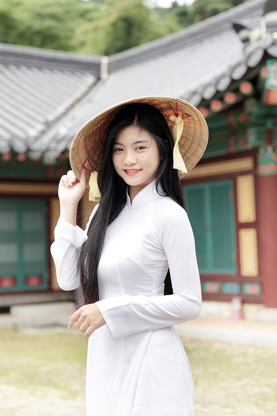Miss Teen Nam Phương khoe tà áo dài trắng thướt tha trên đất nước Hàn Quốc - 1
Nam Phương diện áo dài, nón lá dịu dàng tại đất nước Hàn Quốc trong chuyến hành trình trải nghiệm