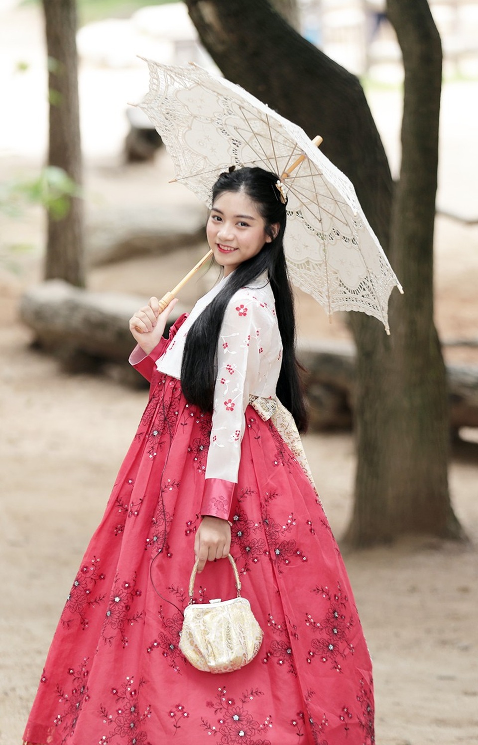 Miss Teen Nam Phương khoe tà áo dài trắng thướt tha trên đất nước Hàn Quốc - 10
Nữ sinh chia sẻ trở thành Đại sứ du lịch Hàn Quốc ở độ tuổi 19 là một vinh dự lớn lao đối với cô, và Nam Phương cảm thấy tự hào khi đã phần nào góp sức trở thành cầu nối văn hóa giữa 2 đất nước Việt Nam – Hàn Quốc.