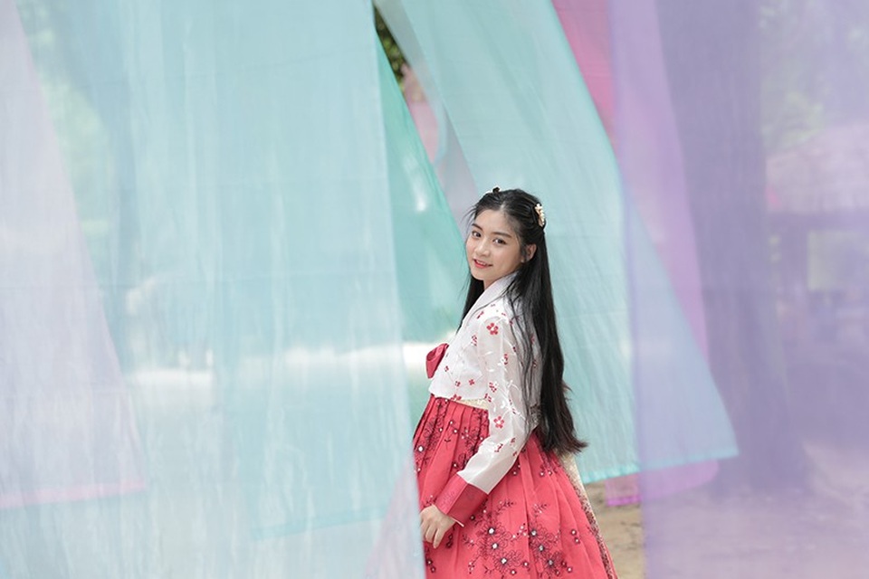 Miss Teen Nam Phương khoe tà áo dài trắng thướt tha trên đất nước Hàn Quốc - 11
Chuyến đi diễn ra vào mùa hè nên không ảnh hưởng đến việc học của Nam Phương tại trường ĐH Công nghiệp Tp Hồ Chí Minh.