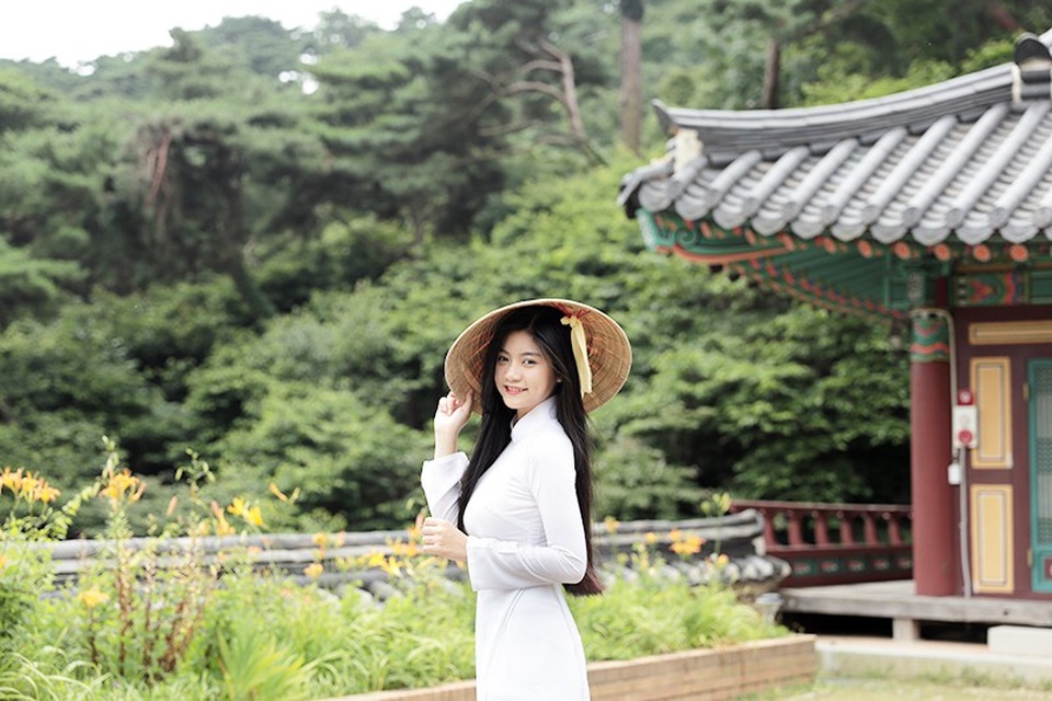 Miss Teen Nam Phương khoe tà áo dài trắng thướt tha trên đất nước Hàn Quốc - 2
Trở thành Đại sứ du lịch Hàn Quốc, nữ sinh Sài Gòn không quên mang hình ảnh tà áo dài dân tộc đến với đông đảo bạn bè quốc tế