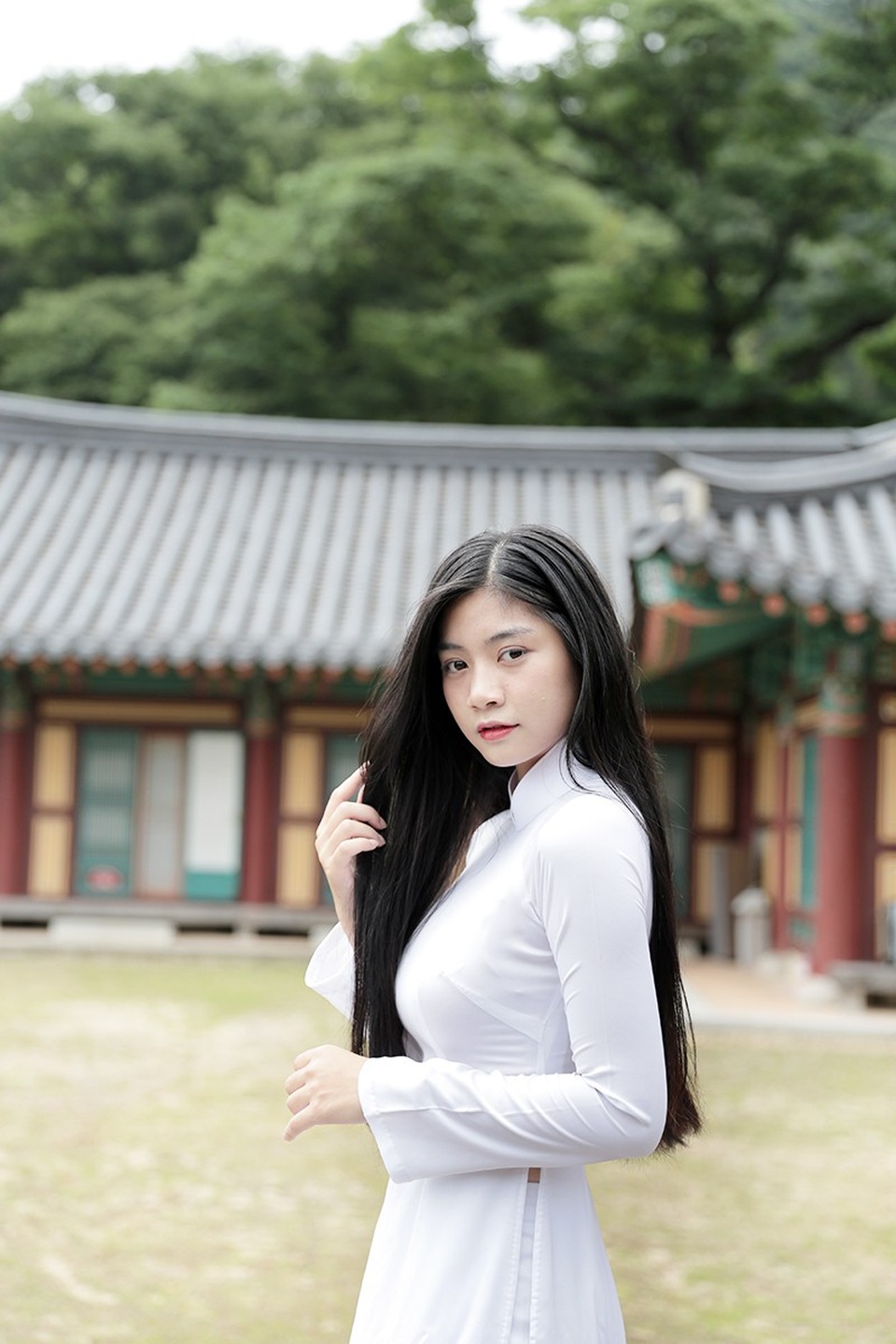 Miss Teen Nam Phương khoe tà áo dài trắng thướt tha trên đất nước Hàn Quốc - 3
Hình ảnh Nam Phương đằm thắm trong trang phục áo dài trắng tinh khôi nhận được nhiều lời khen ngợi của bạn bè quốc tế.