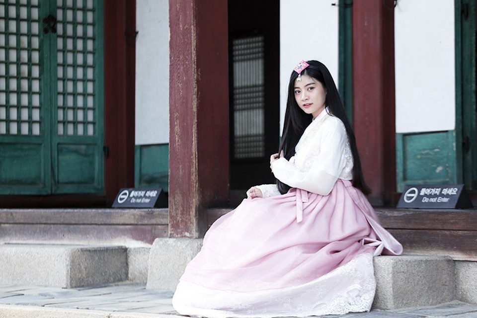 Miss Teen Nam Phương khoe tà áo dài trắng thướt tha trên đất nước Hàn Quốc - 7
Nam Phương mặc áo Hanbok truyền thống Hàn Quốc, thăm quan cung điện cổ và làng văn hóa Hàn Quốc.