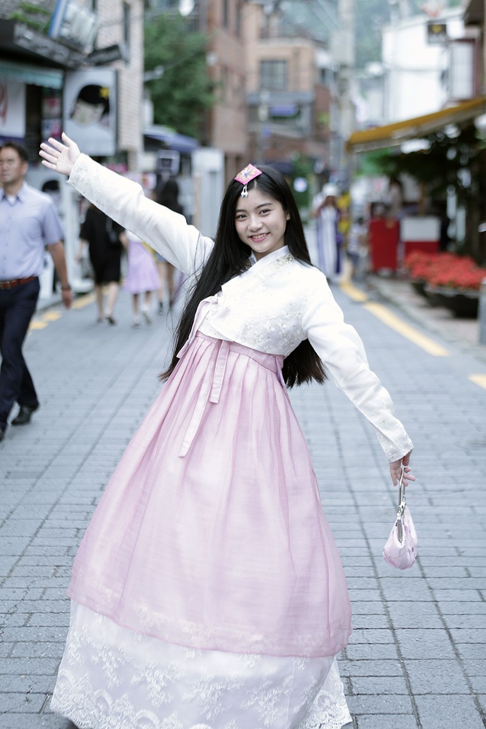 Miss Teen Nam Phương khoe tà áo dài trắng thướt tha trên đất nước Hàn Quốc - 8 Miss Teen Nam Phương khoe tà áo dài trắng thướt tha trên đất nước Hàn Quốc - 8