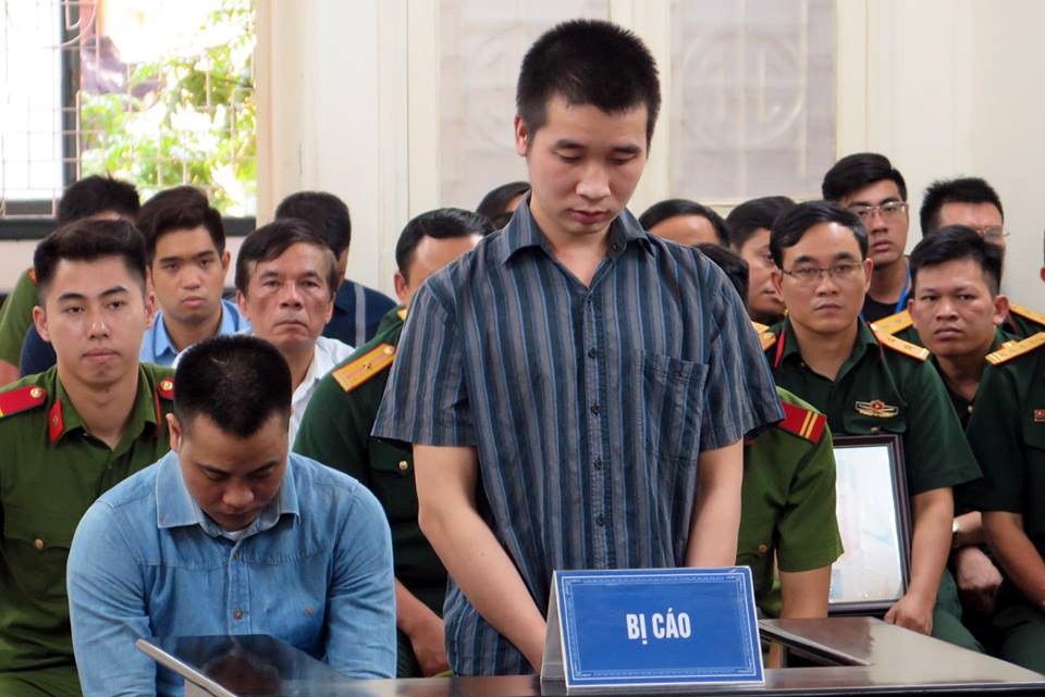 Hà Nội: Án mạng từ việc hai đôi tình nhân ngủ chung giường - 1 Nguyễn Phi Trung (đứng) khai nhận tại tòa sơ thẩm.