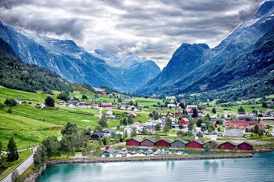 Vẻ đẹp êm đềm thơ mộng như tranh vẽ của thị trấn Olden, Na Uy