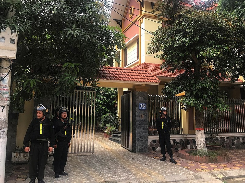 Bắt trùm mua bán hàng ngàn bánh heroin - 1
Công an canh giữ để lực lượng chức năng khám xét nhà ông trùm Vi Văn Thế ở phường Vĩnh Trại, TP Lạng Sơn, tỉnh Lạng Sơn. Ảnh: HB