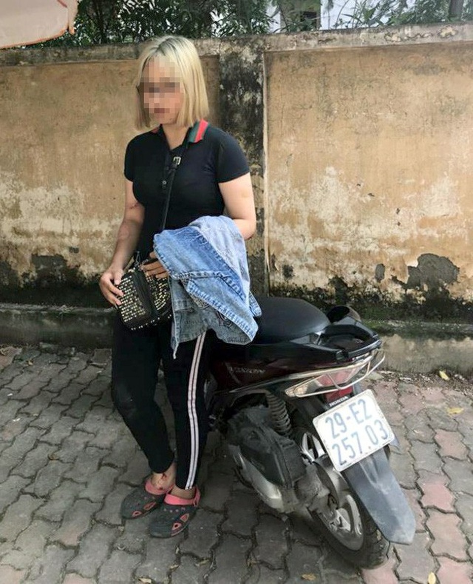 Vụ thiếu nữ 15 tuổi tông gục 2 cảnh sát cơ động: Nạn nhân chưa thể tự đi lại - 2 Thiếu nữ tóc trắng - vàng tông bị thương cảnh sát cơ động