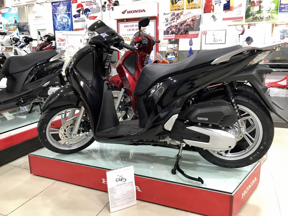 SH giảm "sốc" xuống dưới 100 triệu đồng, ô tô hạ 244 triệu đồng/chiếc tháng cô hồn - 1
Xe SH đang giảm giá mạnh tháng cô hồn.