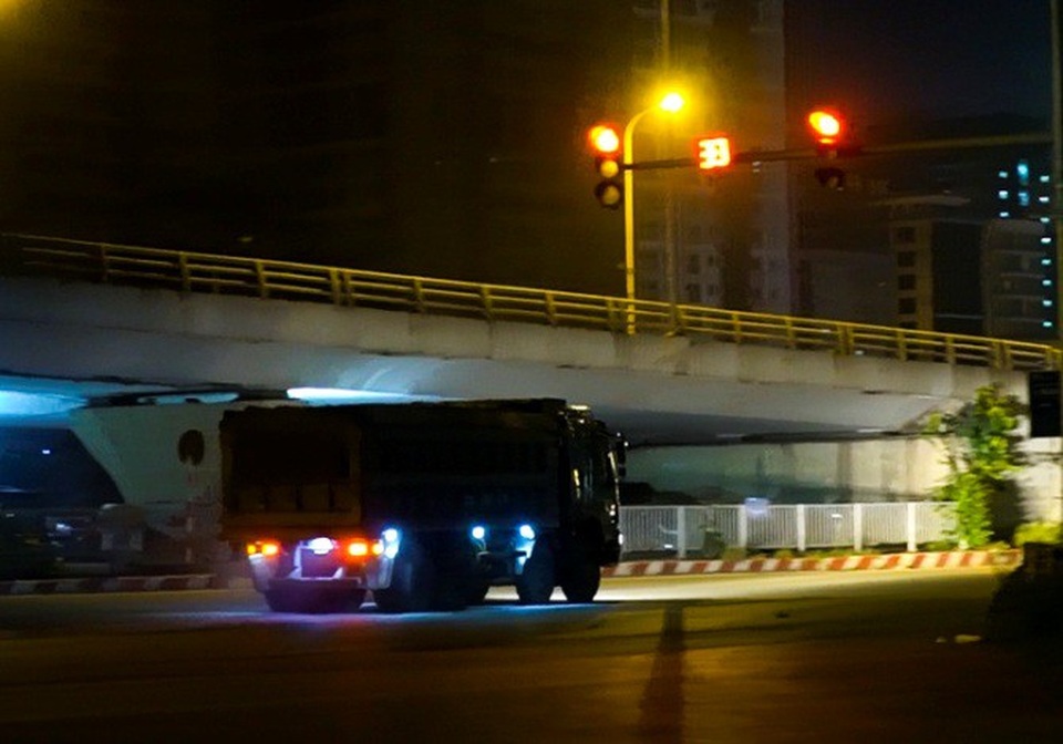 
Lúc hơn 11h đêm tại nút giao cầu vượt Mai Dịch (Cầu Giấy), chiếc xe tải hổ vồ bấm còi inh ỏi, lao đi rất nhanh trong khi đèn tín hiệu báo đỏ còn tận 33 giây.
