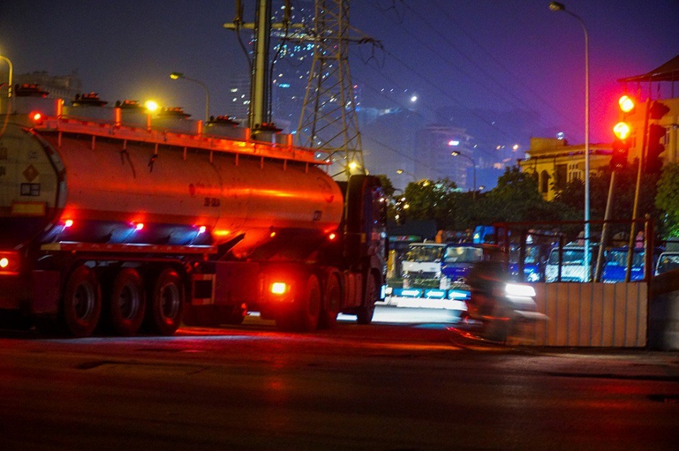 
Xe bồn thản nhiên vượt đèn đỏ.
