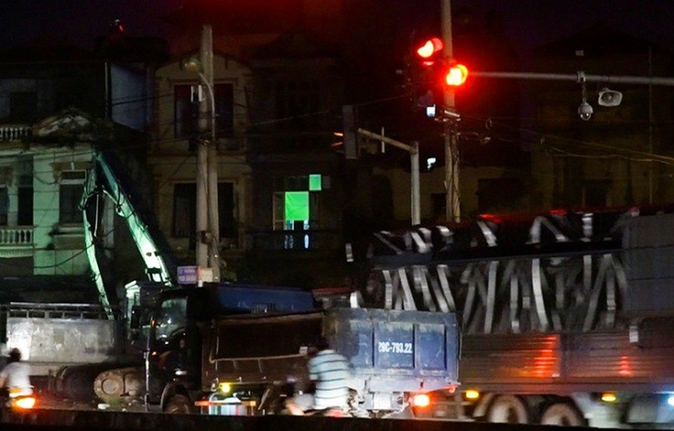 
Xe tải phóng nhanh, đi ẩu thực sự là nỗi ám ảnh của người dân mỗi khi phải đi qua khu vực này vào buổi đêm muộn. Thực trạng trên đã tồn tại trong một thời gian dài nhưng chưa được cơ quan chức năng xử lý.
