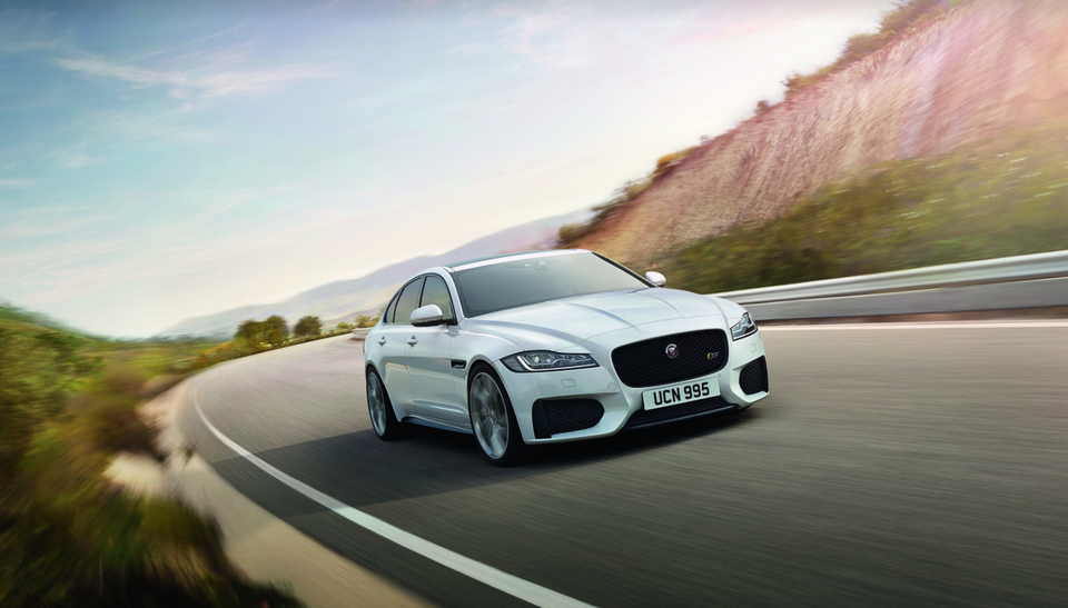 Triển lãm và trải nghiệm Jaguar Land Rover đầu tiên tại Đà Nẵng - 3
Jaguar XF - mẫu sedan thể thao bán chạy nhất của Jaguar hiện đang được phân phối tại Việt Nam với giá từ 3,082 tỷ đồng với ưu đãi 110 triệu trên giá bán trong tháng 8/2018.
