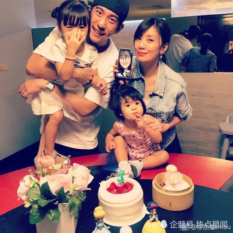 Hạnh phúc viên mãn của người đẹp “hai lần đò” Giả Tịnh Văn - 1
Giả Tịnh Văn và chồng hạnh phúc trong tiệc sinh nhật con gái, tối 14/8.
