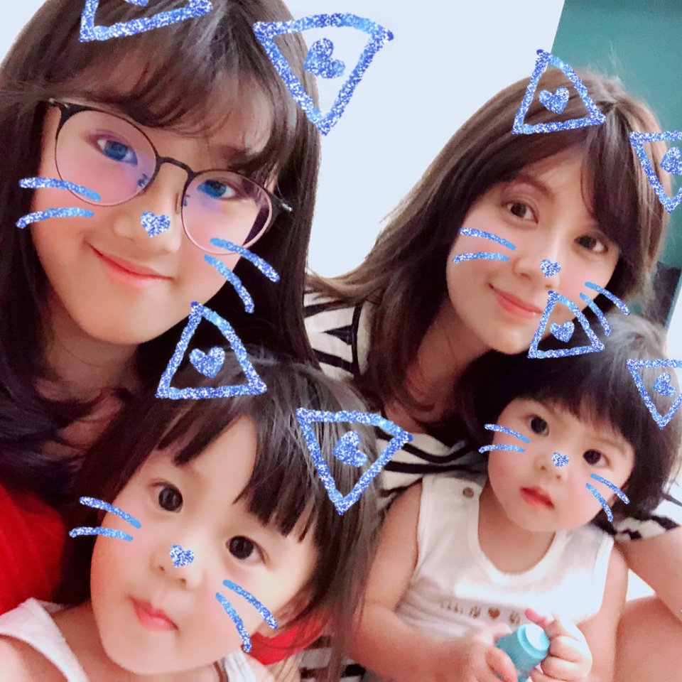 Hạnh phúc viên mãn của người đẹp “hai lần đò” Giả Tịnh Văn - 9
Giả Tịnh Văn hạnh phúc khi có ba cô công chúa đáng yêu, xinh đẹp.