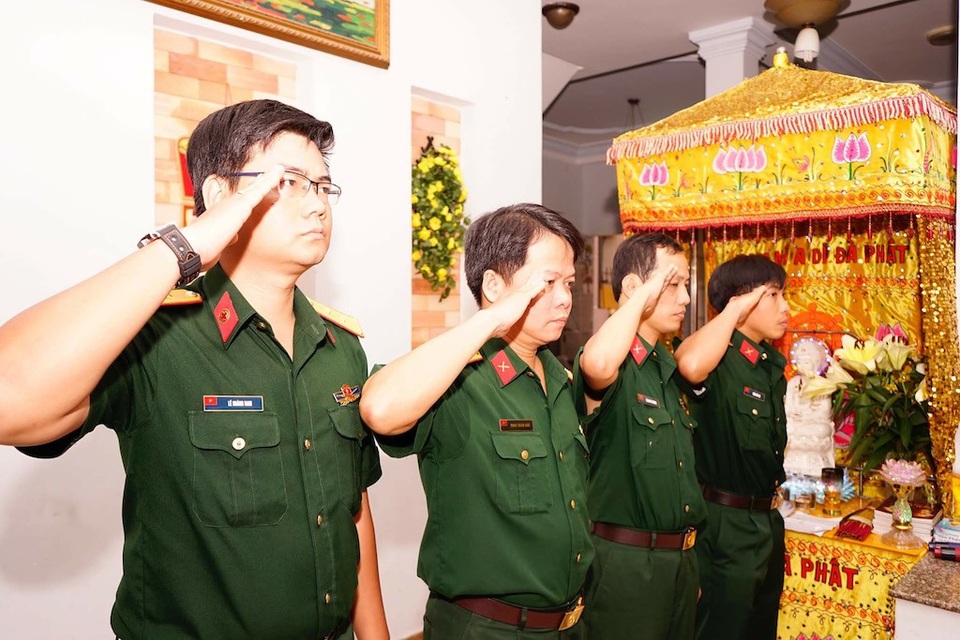 Vĩnh biệt Thiếu tá tình báo 6 lần bị địch cưa chân - 5 Những người đồng đội trẻ chào tiễn biệt Anh hùng lực lượng vũ trang nhân dân Nguyễn Văn Thương