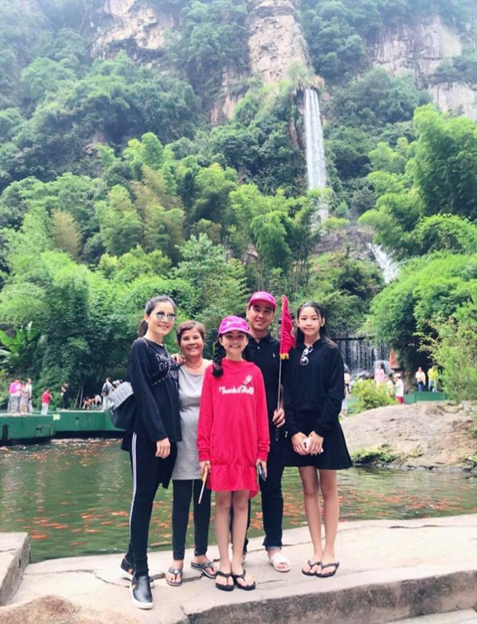 Ở nhà triệu đô, đi xe bạc tỷ nhưng Quyền Linh vẫn giữ thói quen khó ngờ - 13 Trong chuyến đi nghỉ mới nhất của cả gia đình nam MC, Dạ Thảo - vợ của nam diễn viên Quyền Linh - đã đăng tải những tấm hình kỷ niệm của gia đình trong chuyến du lịch tới Phượng Hoàng cổ trấn kèm lời bình dí dỏm: Hôm nay là ngày có những con số khá đẹp (08-8-2018), mẹ Thảo tải lên... 18 bức ảnh để kỉ niệm.