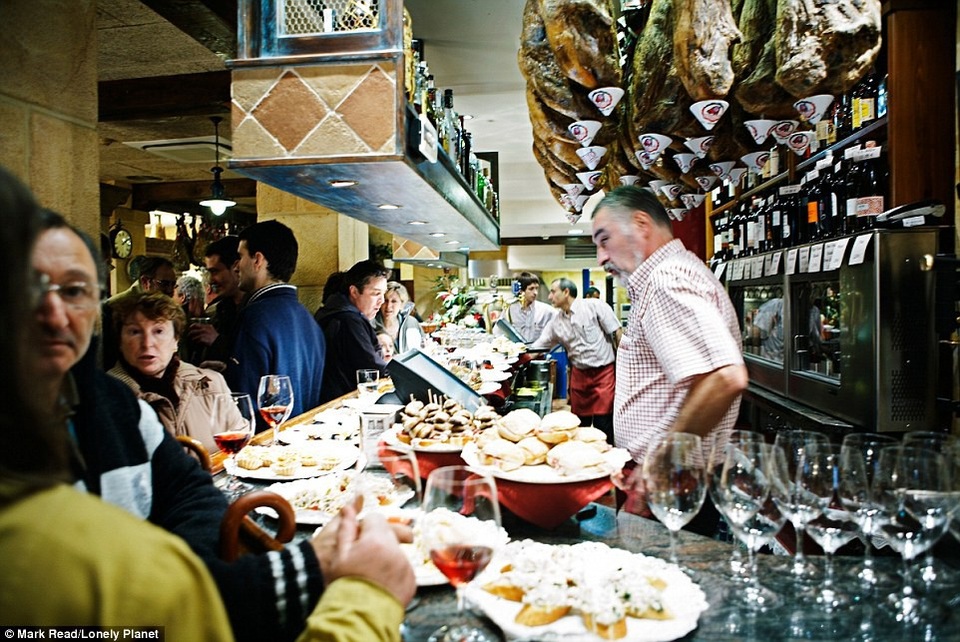 Đứng ở vị trí đầu bảng là “pintxos” ở San Sebastian (Tây Ban Nha). Món này gồm có bánh mì thái lát ăn kèm với những loại nhân đa dạng. Đây là món ăn nhẹ, thường phục vụ trong quán bar, quán rượu, cũng là món thường dùng khi người Tây Ban Nha ngồi với bạn bè, người thân. “Pintxos” mang nhiều ý nghĩa trong sinh hoạt cộng đồng đối với người Tây Ban Nha.