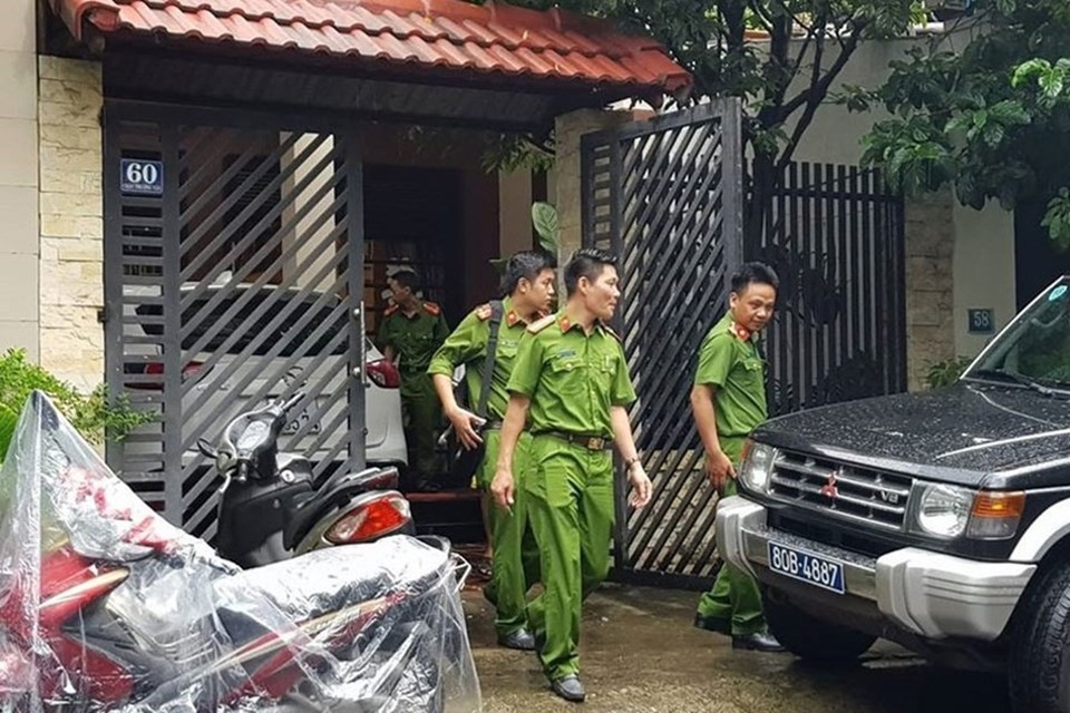 Cần giám sát chặt chẽ quyền lực, ngăn chặn việc “đói ăn vụng, túng làm liều” - 1
Sáng 9.8, cơ quan công an Đà Nẵng đã khám xét nhà riêng ông Phan Ngọc Thạch - nguyên Chủ tịch HĐQT, Tổng GĐ Cty Danatours - vì liên quan đến sai phạm của ông Phan Văn Anh Vũ (tức Vũ “nhôm”). Ảnh: TH.L