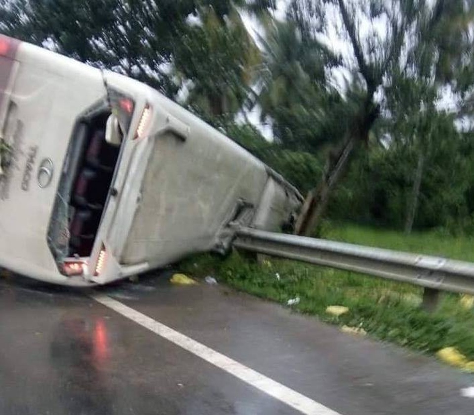 Xe khách lật nghiêng khi tránh cây đổ, 31 hành khách la hét hoảng loạn - 2 
Chiếc xe khách lao vào lan can, lật nghiêng