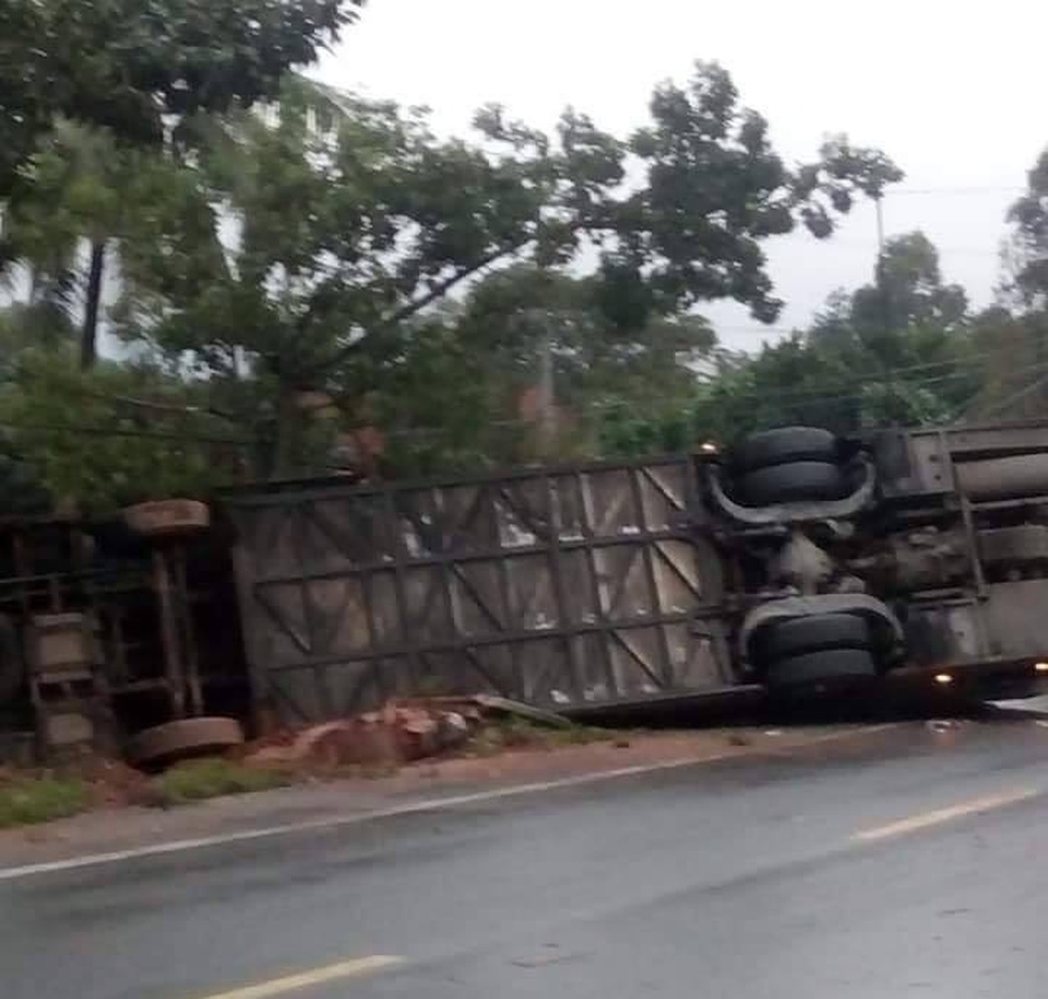 Xe khách lật nghiêng khi tránh cây đổ, 31 hành khách la hét hoảng loạn - 1 Xe khách lật nghiêng khi tránh cây đổ, 31 hành khách la hét hoảng loạn - 1