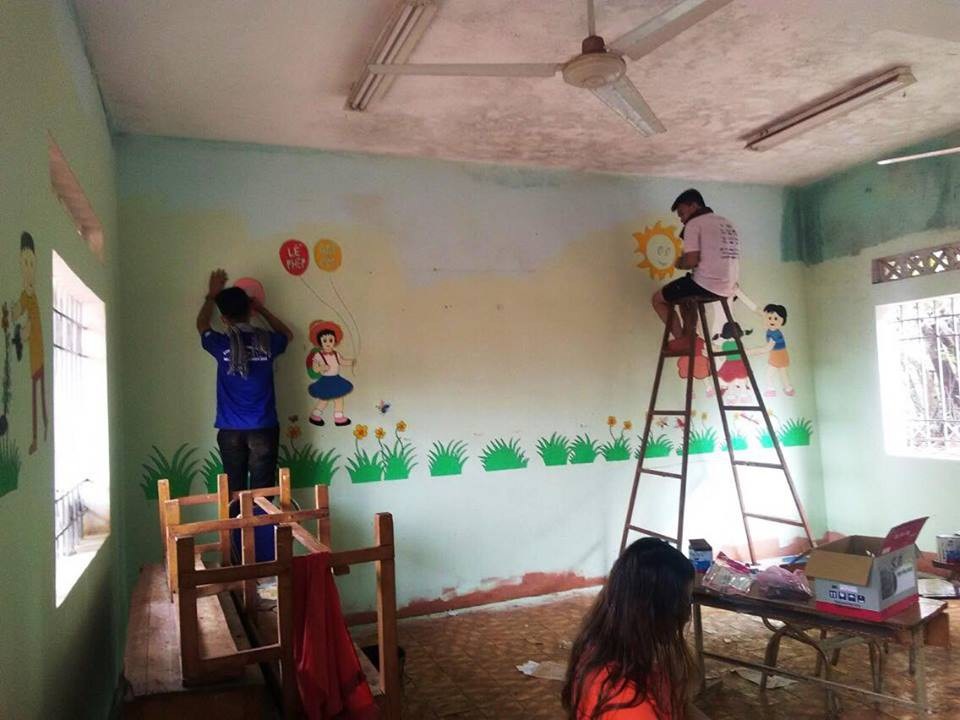 Gia Lai: Thanh niên tình nguyện lên vùng cao giúp bà con xây dựng nông thôn mới - 3 Các bạn sinh viên tình nguyện đã sơn sửa lại các phòng học cho học sinh trước thềm năm học mới