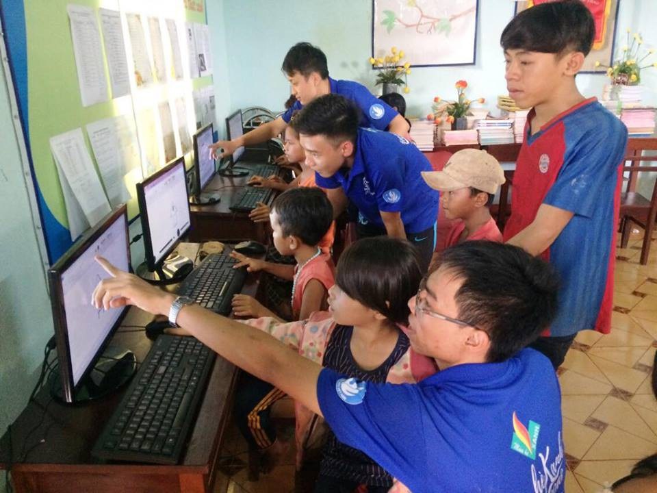 Gia Lai: Thanh niên tình nguyện lên vùng cao giúp bà con xây dựng nông thôn mới - 1 Các bạn sinh viên tình nguyện đã hướng dẫn cho các bạn học sinh ở xã Ia Le sử dụng Internet