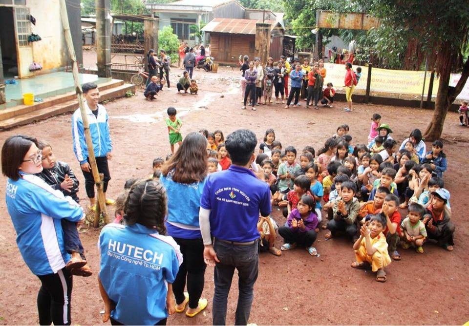 Gia Lai: Thanh niên tình nguyện lên vùng cao giúp bà con xây dựng nông thôn mới - 2 Nhiều hoạt động thiết thực, ý nghĩa mà các bạn thanh niên tình nguyện đã giúp cho bà con đồng bào Tây Nguyên xây dựng nông thôn mới