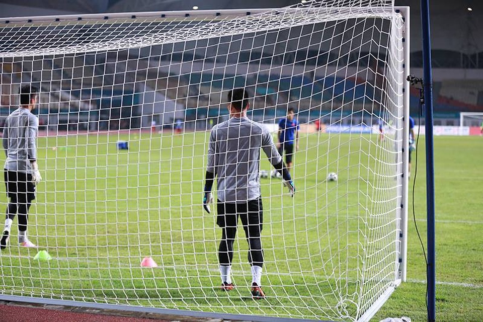 Olympic Việt Nam 2-0 Olympic Nepal: Văn Đức, Anh Đức tỏa sáng - 20
Hai thủ môn Bùi Tiến Dũng và Văn Hoàng khởi động trước trận đấu
