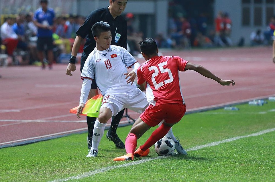 Olympic Việt Nam 2-0 Olympic Nepal: Văn Đức, Anh Đức tỏa sáng - 13
Quang Hải chơi đầy năng nổ trên sân
