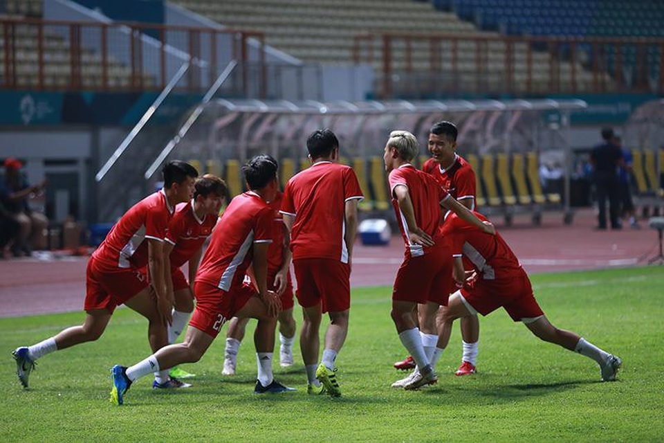 Olympic Việt Nam 2-0 Olympic Nepal: Văn Đức, Anh Đức tỏa sáng - 16
Các cầu thủ tranh thủ khởi động trên sân Wibawa Muki