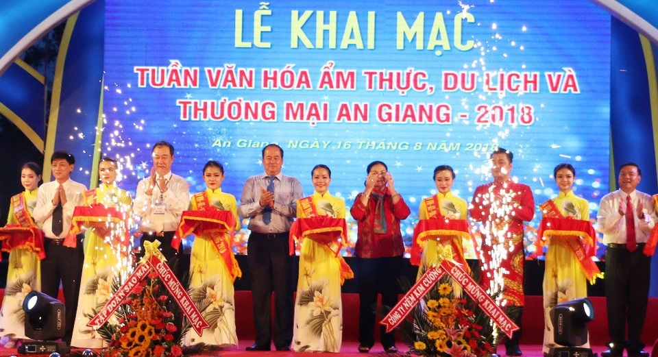 Hàng trăm gian hàng tham gia “Tuần lễ Văn hóa ẩm thực, Du lịch…” - 1 Các đại biểu cắt băng khai mạc Tuần lễ Văn hóa ẩm thực, Du lịch và Thương mại An Giang- năm 2018
