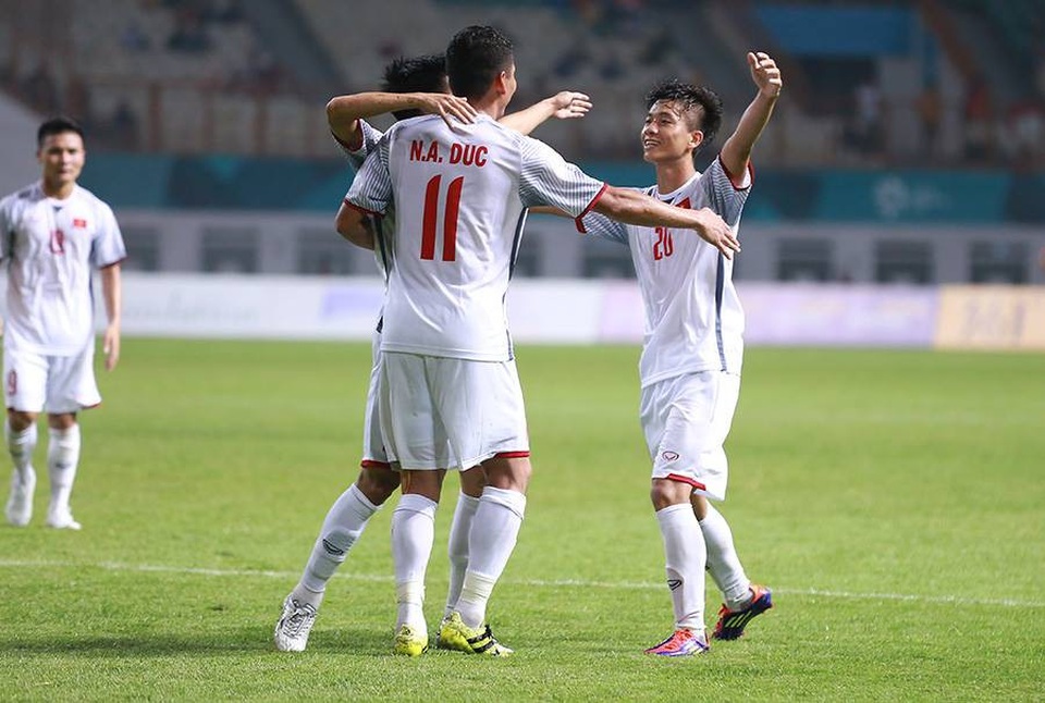 Olympic Việt Nam 2-0 Olympic Nepal: Văn Đức, Anh Đức tỏa sáng - 2
Olympic Việt Nam cầm chắc chiến thắng sau bàn thắng của Anh Đức