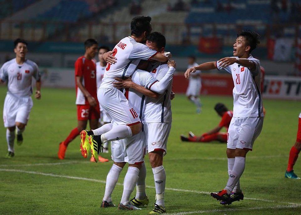 Olympic Việt Nam 2-0 Olympic Nepal: Văn Đức, Anh Đức tỏa sáng - 8
Cầu thủ Olympic Việt Nam ăn mừng bàn thắng mở tỷ số của Anh Đức