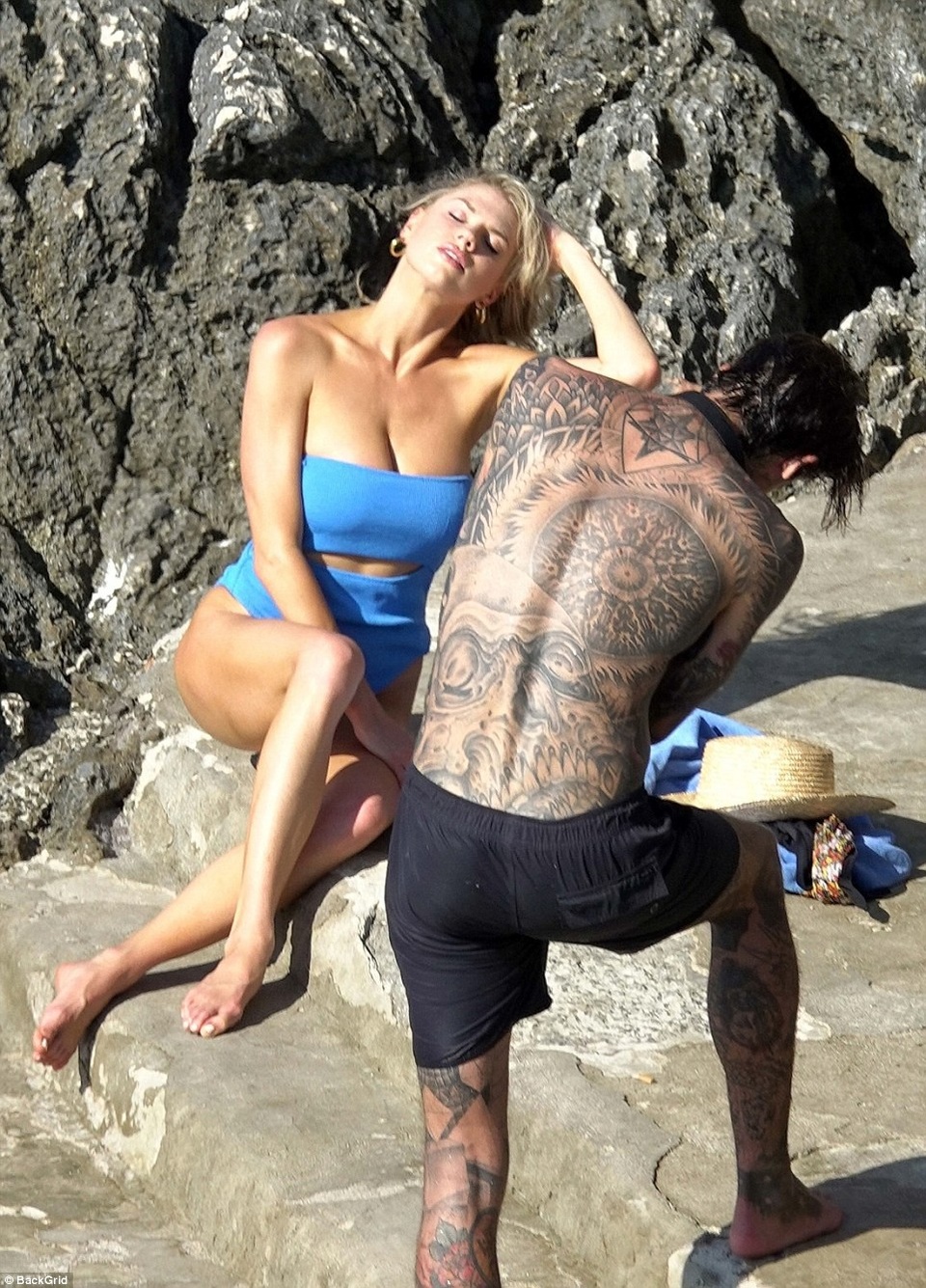 
Dù gợi cảm nổi tiếng nhưng Charlotte McKinney khẳng định cô không hoàn toàn tự tin vào vẻ ngoài của mình như mọi người vẫn tưởng. Nhiều lúc tôi có thể cảm thấy rất tệ về bản thân mình, đặc biệt là nếu tôi đọc những bình luận tồi tệ về tôi trên Internet. Có những khoảnh khắc mà tôi cảm thấy vô cùng xấu xí, hoặc béo dù tôi thường cố gắng giữ một thái độ tích cực bởi tôi hiểu mình đang ở đâu. Tôi chắc chắn phải làm việc chăm chỉ để không cảm thấy bất an.
