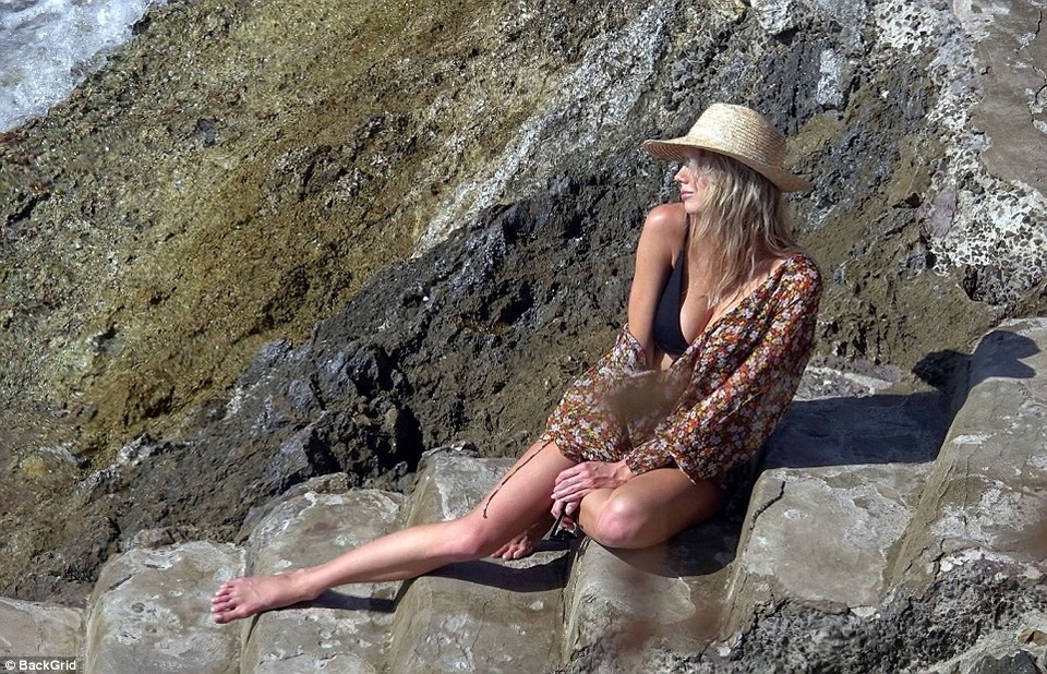 Charlotte McKinney khoe ngực đầy đặn bên bạn trai xăm trổ - 14