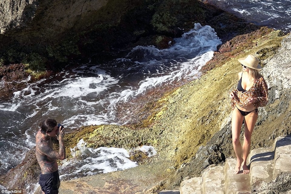 Charlotte McKinney khoe ngực đầy đặn bên bạn trai xăm trổ - 17