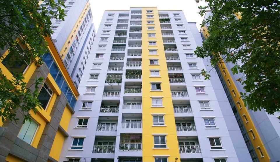 Vụ cháy chung cư Carina Plaza: Bồi thường, hỗ trợ cư dân hơn 51 tỷ đồng - 1 Chung cư Carina Plaza đang được sửa chữa và hoàn thiện các hạng mục hư hỏng. Màu sơn vàng đã được thay thế màu sơn xanh trước đó.