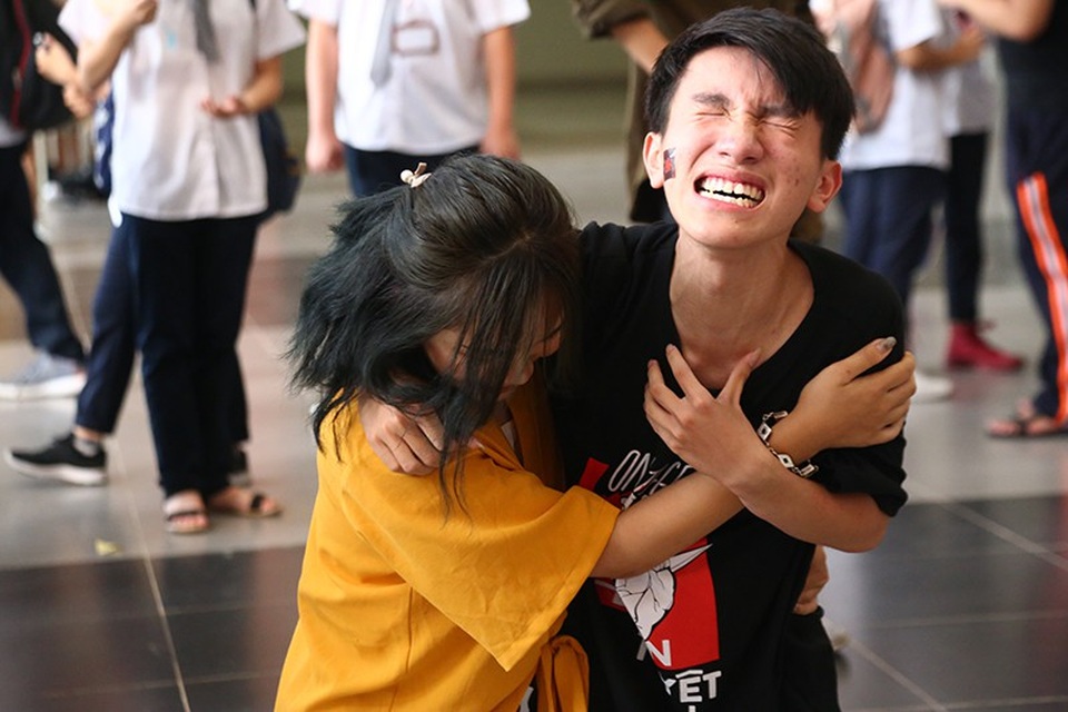 Nữ sinh chuyên Ams khoe sắc trong “Hội chợ Câu lạc bộ” - 11
Những thành viên của CLB Kịch thị phạm kĩ thuật biểu diễn sân khấu đáng nể