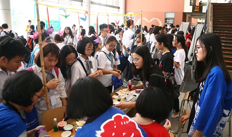 Nữ sinh chuyên Ams khoe sắc trong “Hội chợ Câu lạc bộ” - 12
CLB Nhật Bản cũng thu hút sự chú ý của nhiều bạn học sinh bởi những câu chuyện văn hóa, những món quà nhỏ thú vị mang màu sắc Nhật.